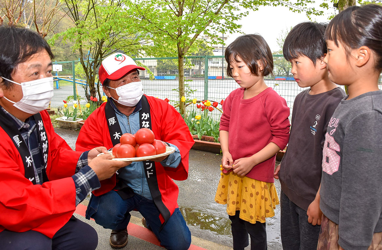 厚木トマトの魅力を伝える部会員の写真