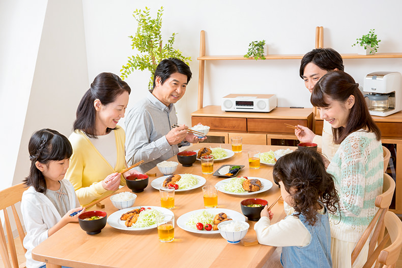 食卓のイメージ写真