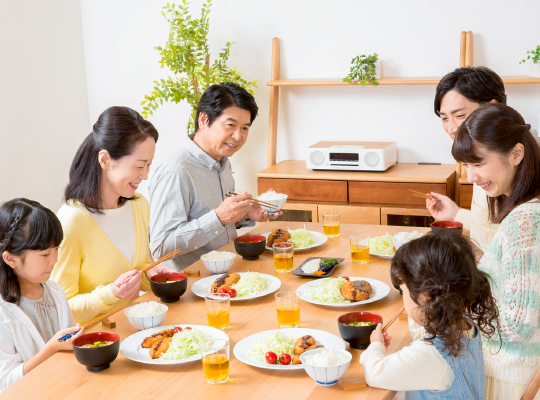 家族の食卓の写真の例