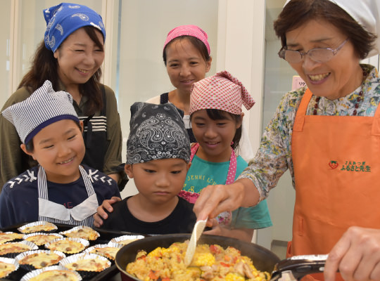 家族や友達と料理の写真の例