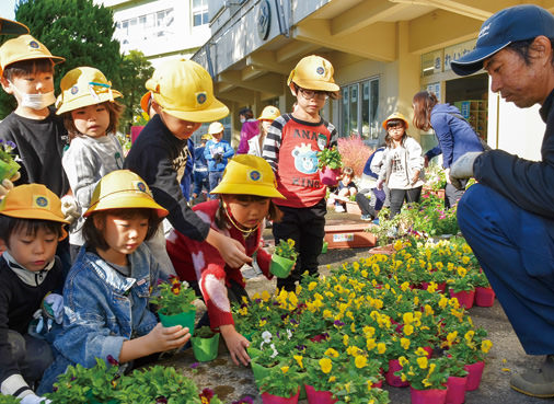 教育機関への花の寄贈を通じ子どもたちの学びをサポート