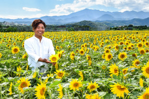 ひまわり畑と霜島さんの写真