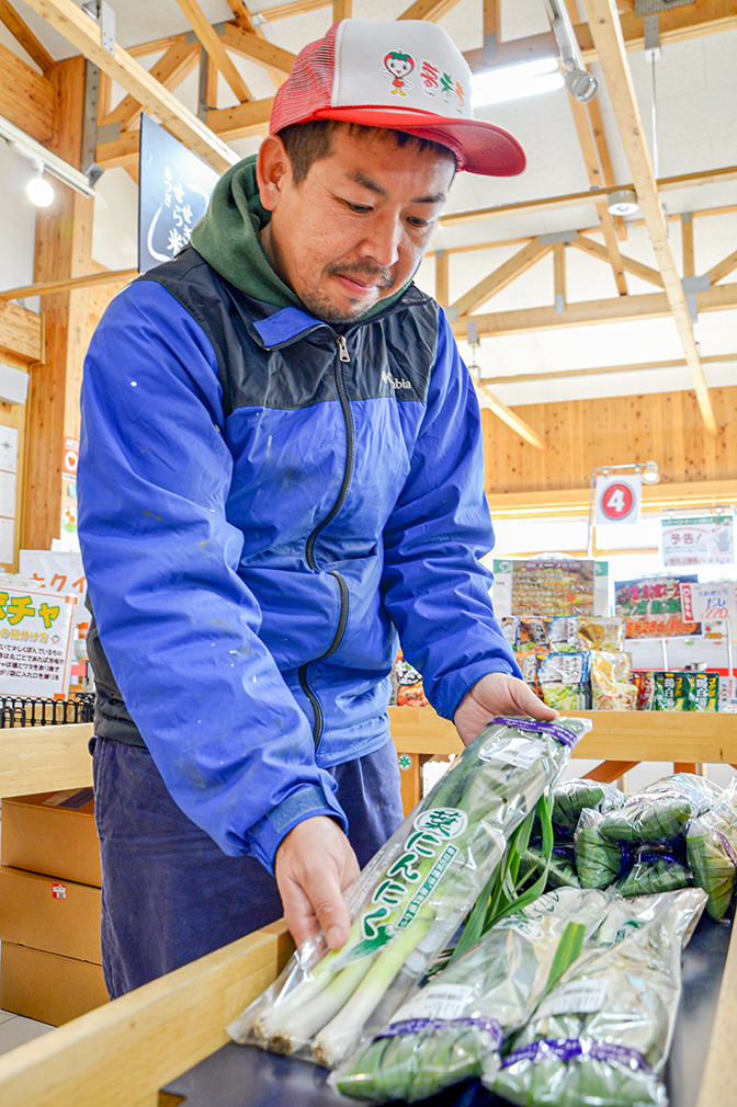 収穫した葉にんにくを夢未市へ出荷しているの写真