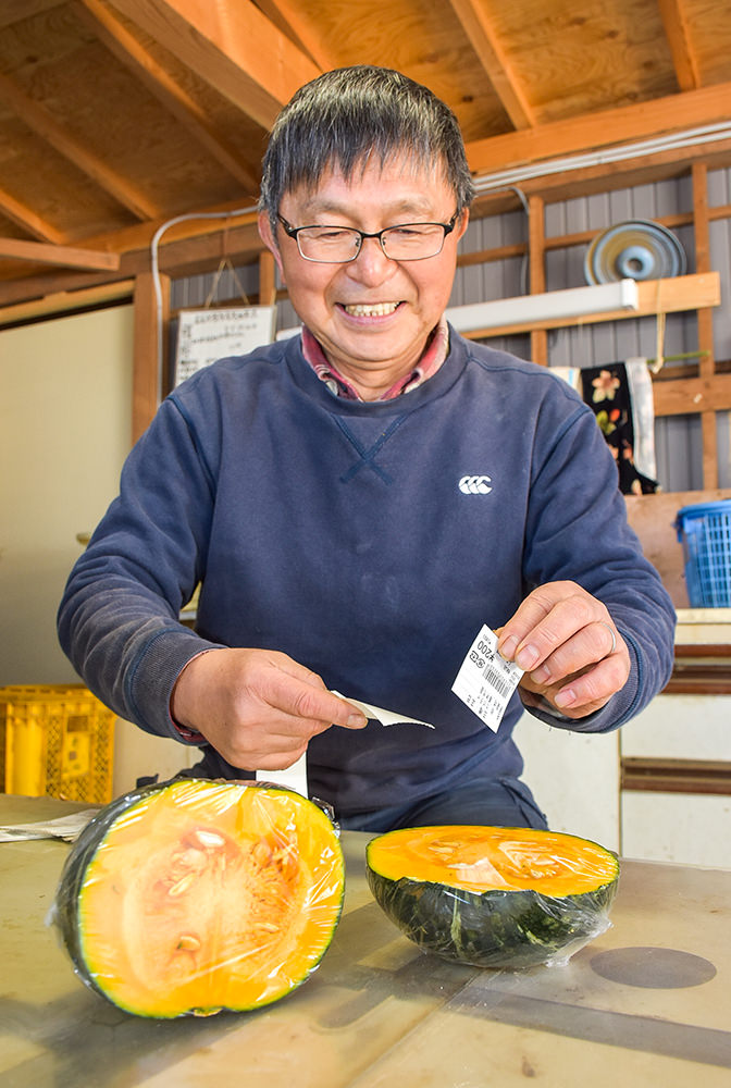 カボチャの荷造りを行う三橋さんの写真