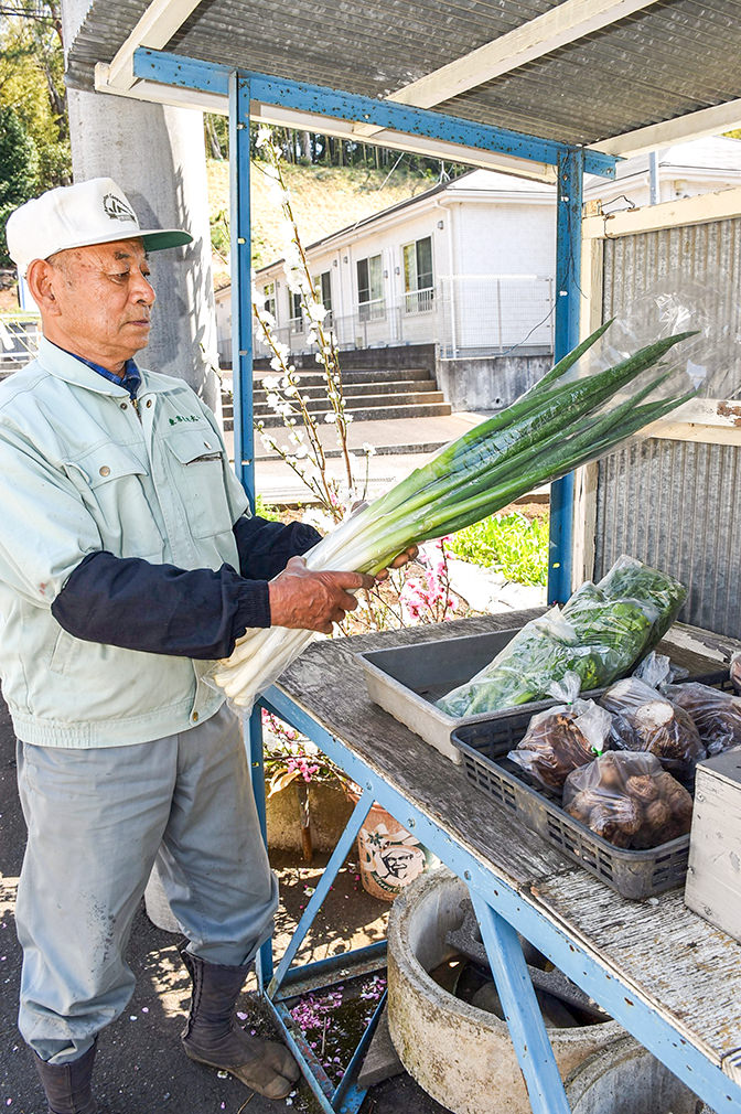 自宅前の直売所へ農産物を出荷の写真