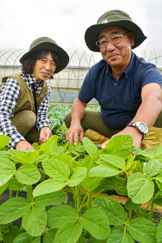 妻の和子さんと愛情込めて野菜を栽培している様子の写真