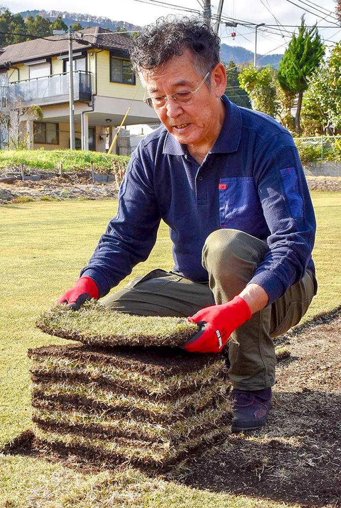 切り取った芝を束ねている様子の写真