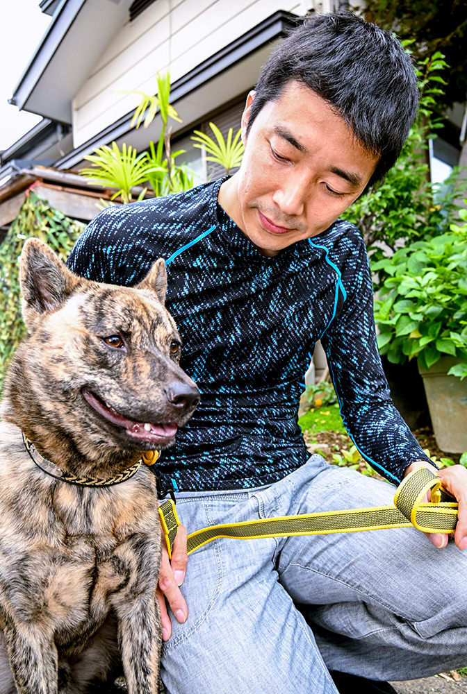 仕事を共にする吉岡さんと猟犬(クウちゃん♂)の写真