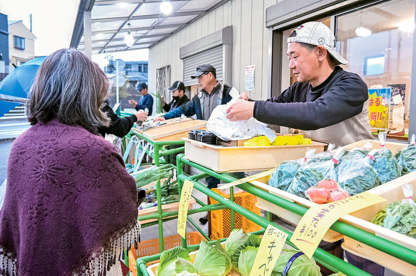舟本さんが代表を務める有志で「おぎの軽トラ市」を開催の写真