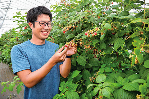 ラズベリーを手にする山本 卓史さん
