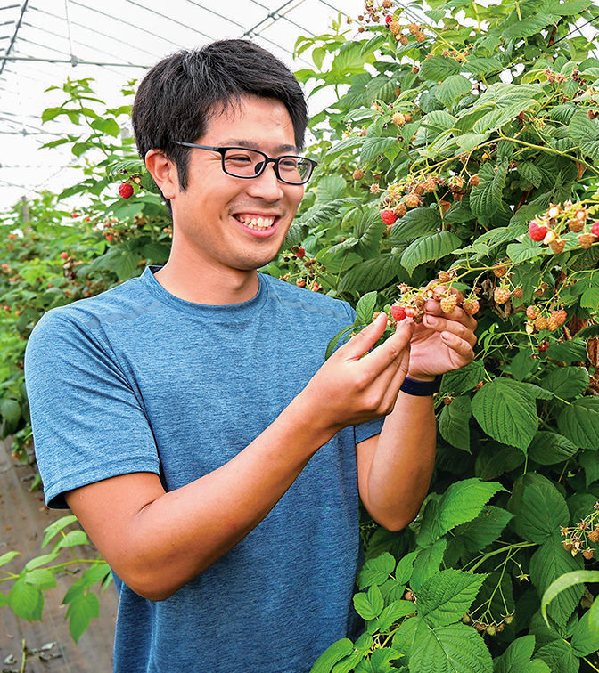 ラズベリーを手にする山本 卓史さん