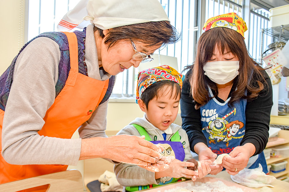 親子でイチゴ大福作りを楽しんでいる様子の写真