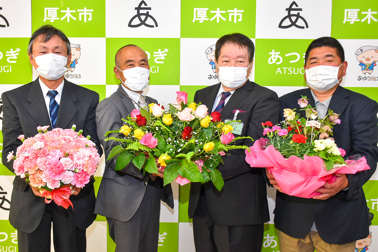 小林市長（右から２番目）にフラワーアレンジを寄贈の写真