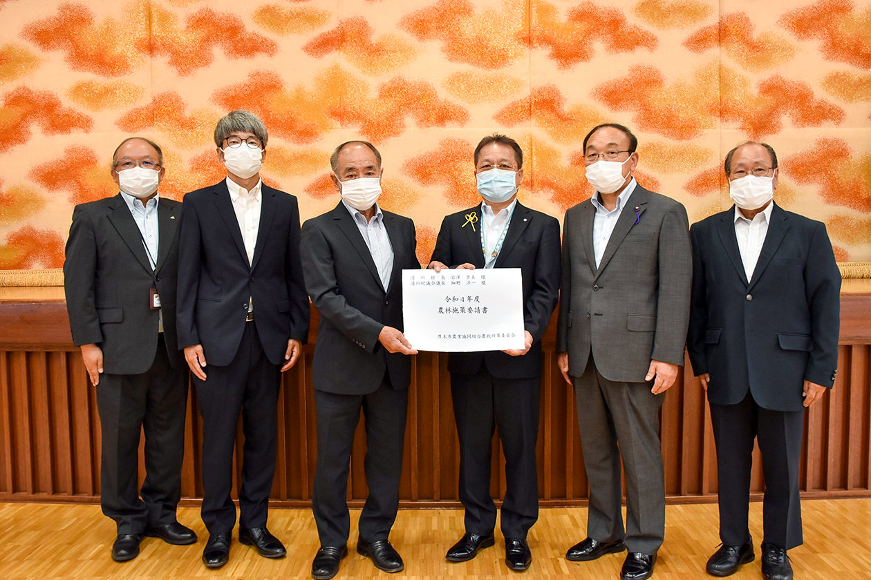 岩澤吉美村長（右から3番目）に要望書を提出の写真