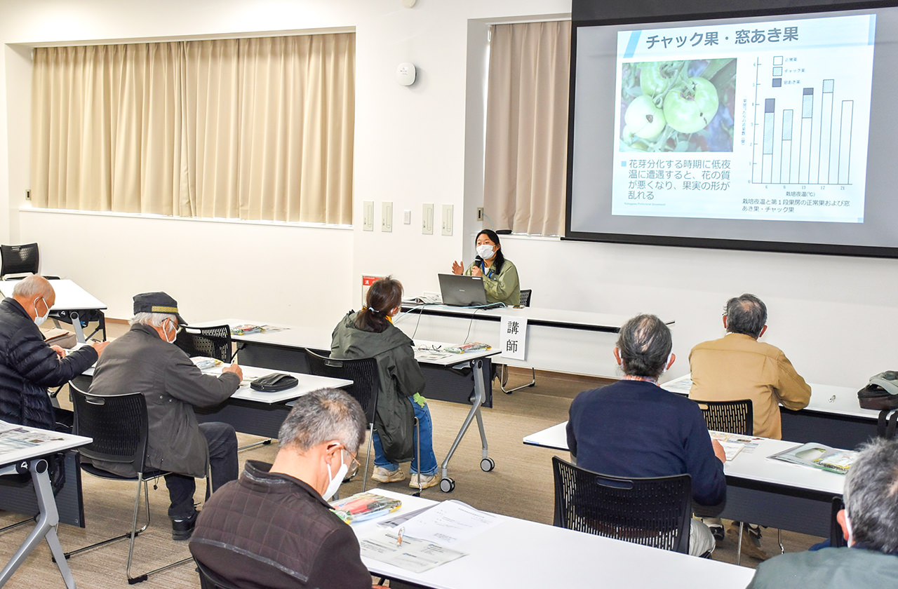 春夏野菜の栽培のポイントを学ぶ参加者の写真