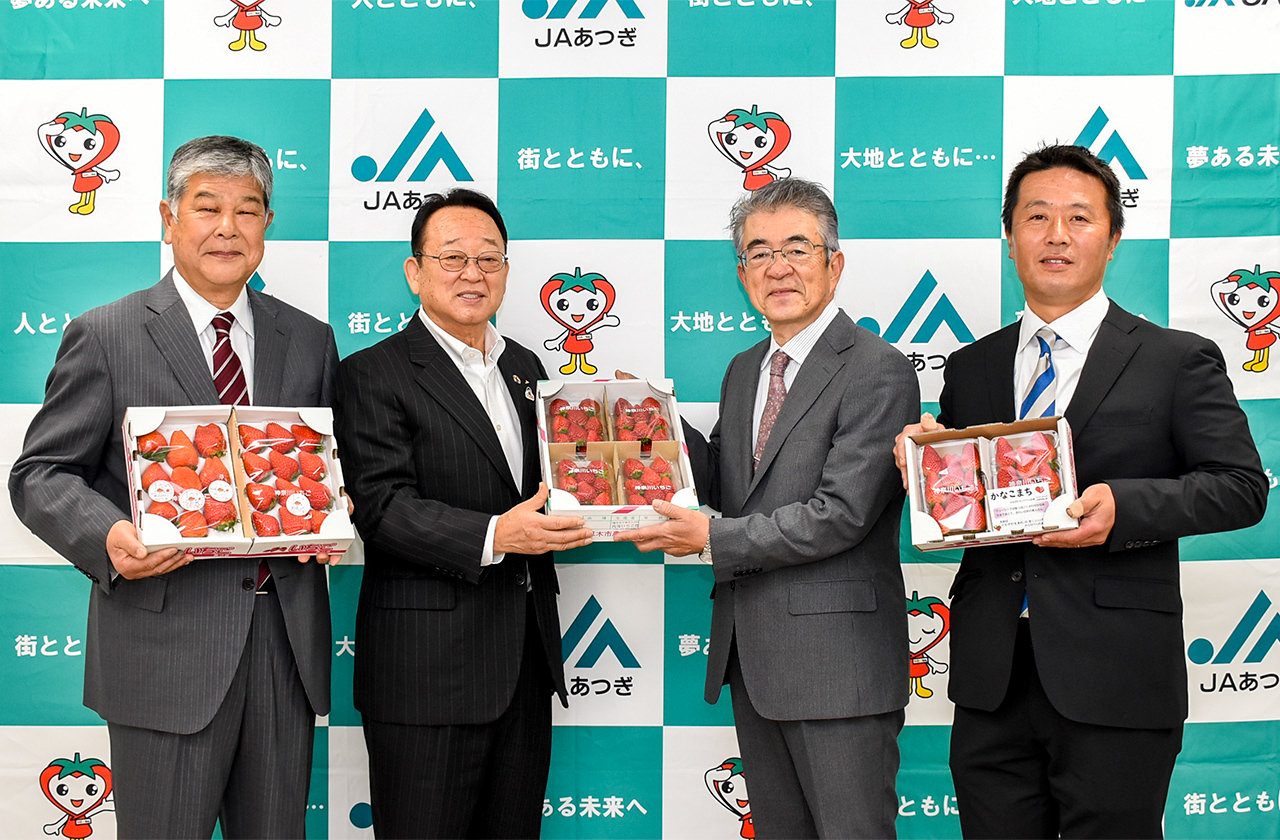 大貫組合長（左から2番目）にイチゴを贈呈する部会代表者の写真