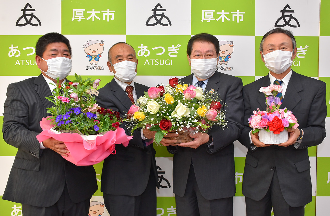 小林市長（右から2番目）にフラワーアレンジを贈呈の写真