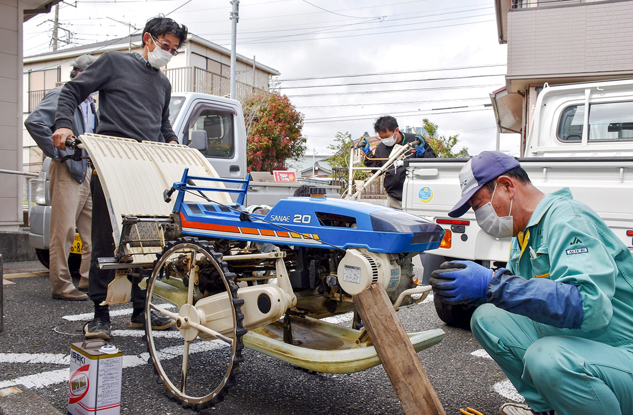 JA職員と故障しやすいポイントを確認する生産者の写真