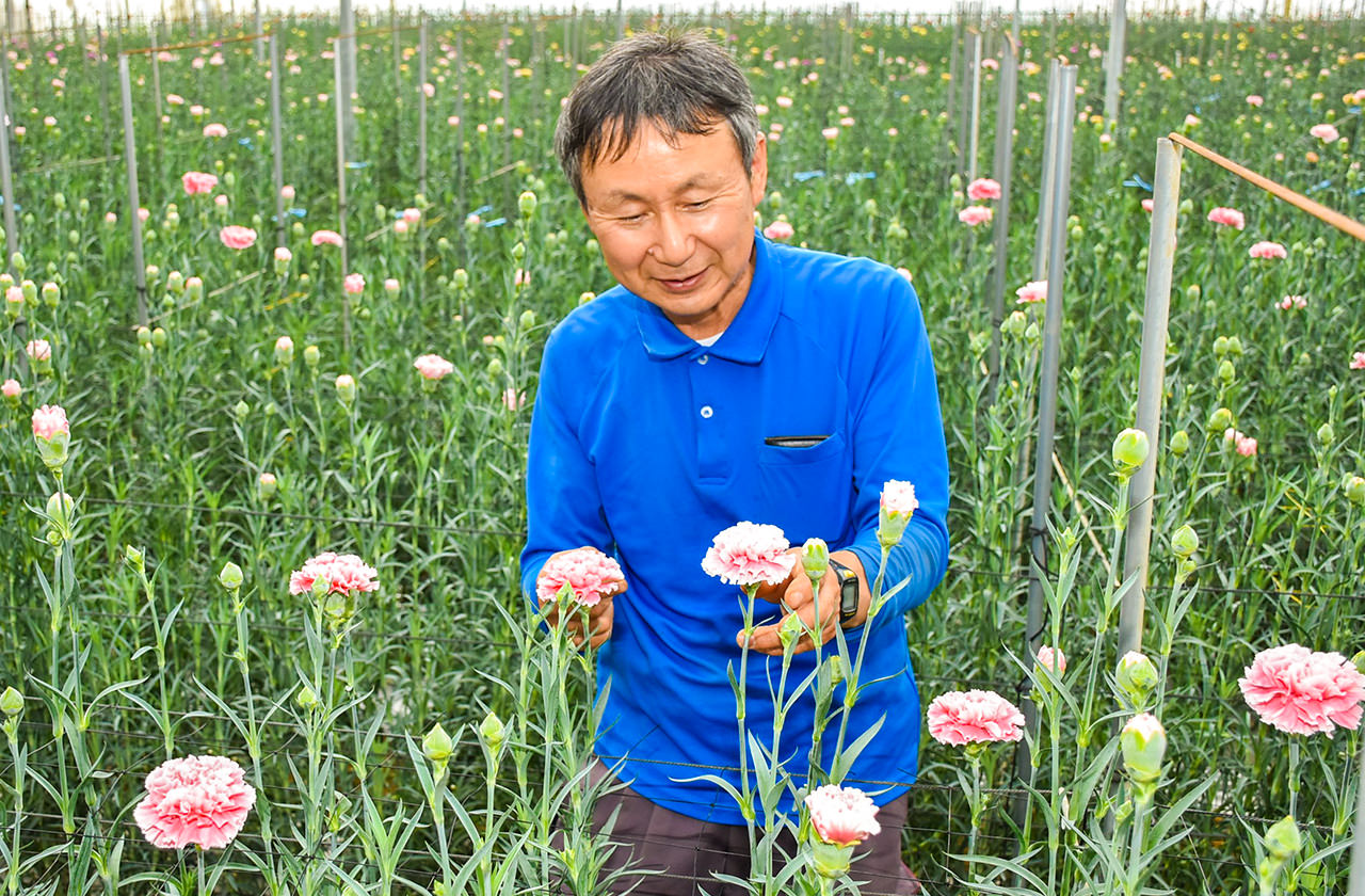 生育状況を確認する大貫さんの写真