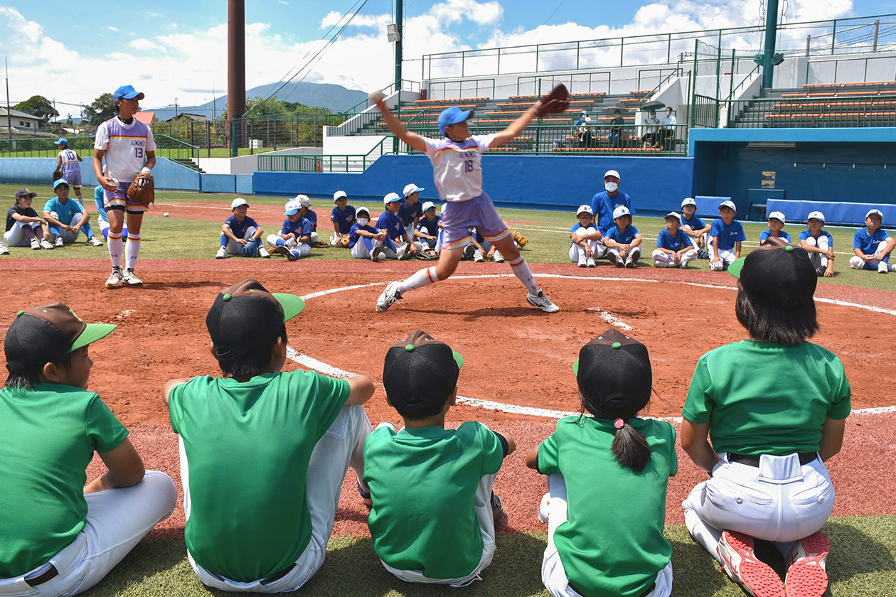 強豪校の本格的なプレーを観戦する児童らの写真