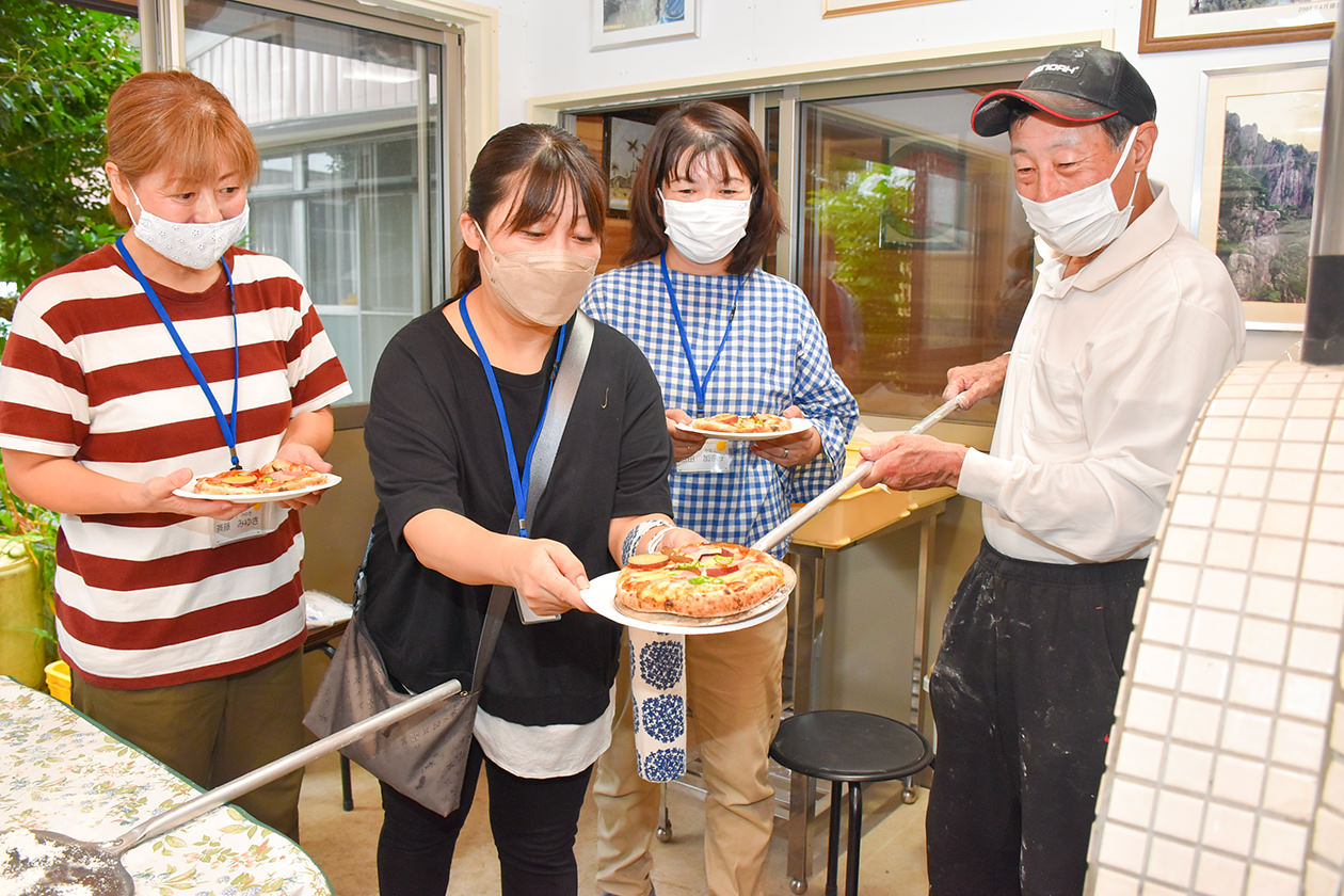 利用者と盆踊りを踊るメンバーの写真