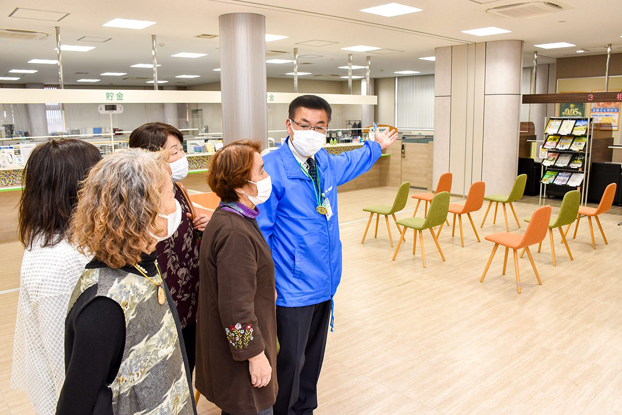 地区農業まつりでの内覧会の様子の写真