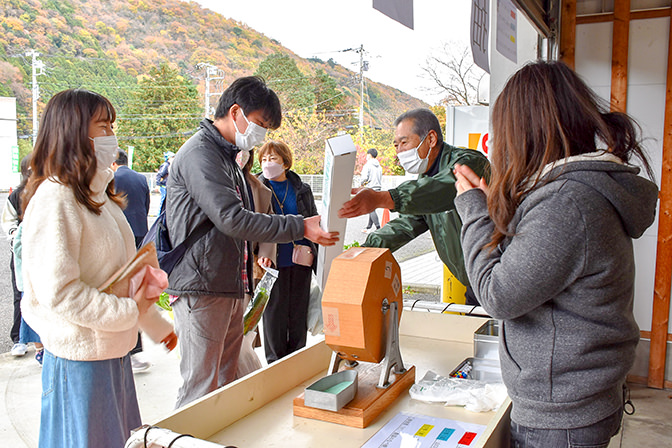 清川地区 清川村の特産品が当たる抽選会の写真