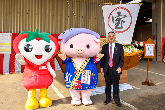 ゆめみちゃんとあゆコロちゃんも収穫をお祝いの写真