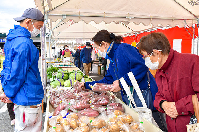 睦合地区 新鮮な野菜などが並ぶ農産物販売の写真