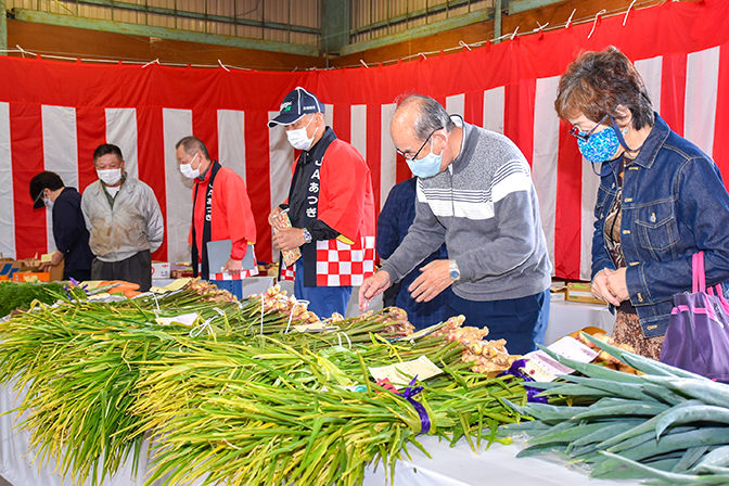 小鮎地区 生産者の自信作が並んだ農産物品評会の写真