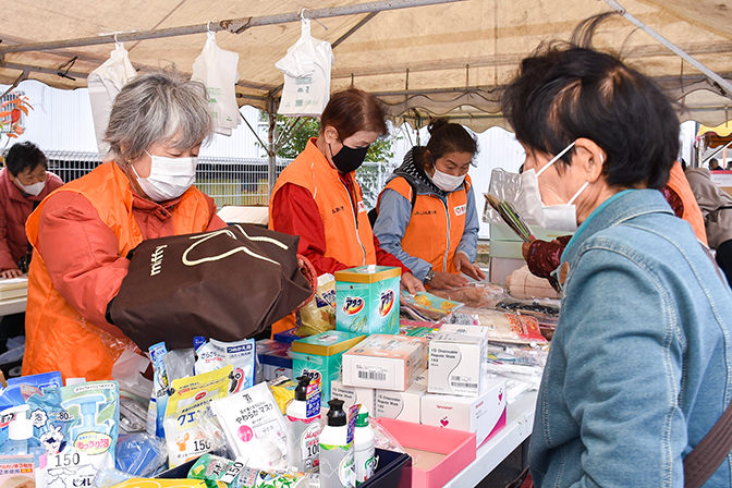 玉川地区 多くの商品でにぎわいを見せるバザーの写真