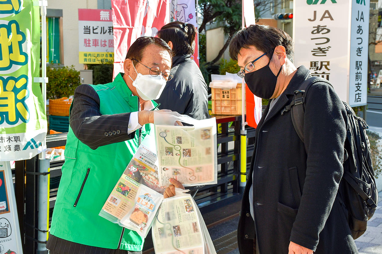 本厚木駅前でPR活動を行う大貫委員長の写真