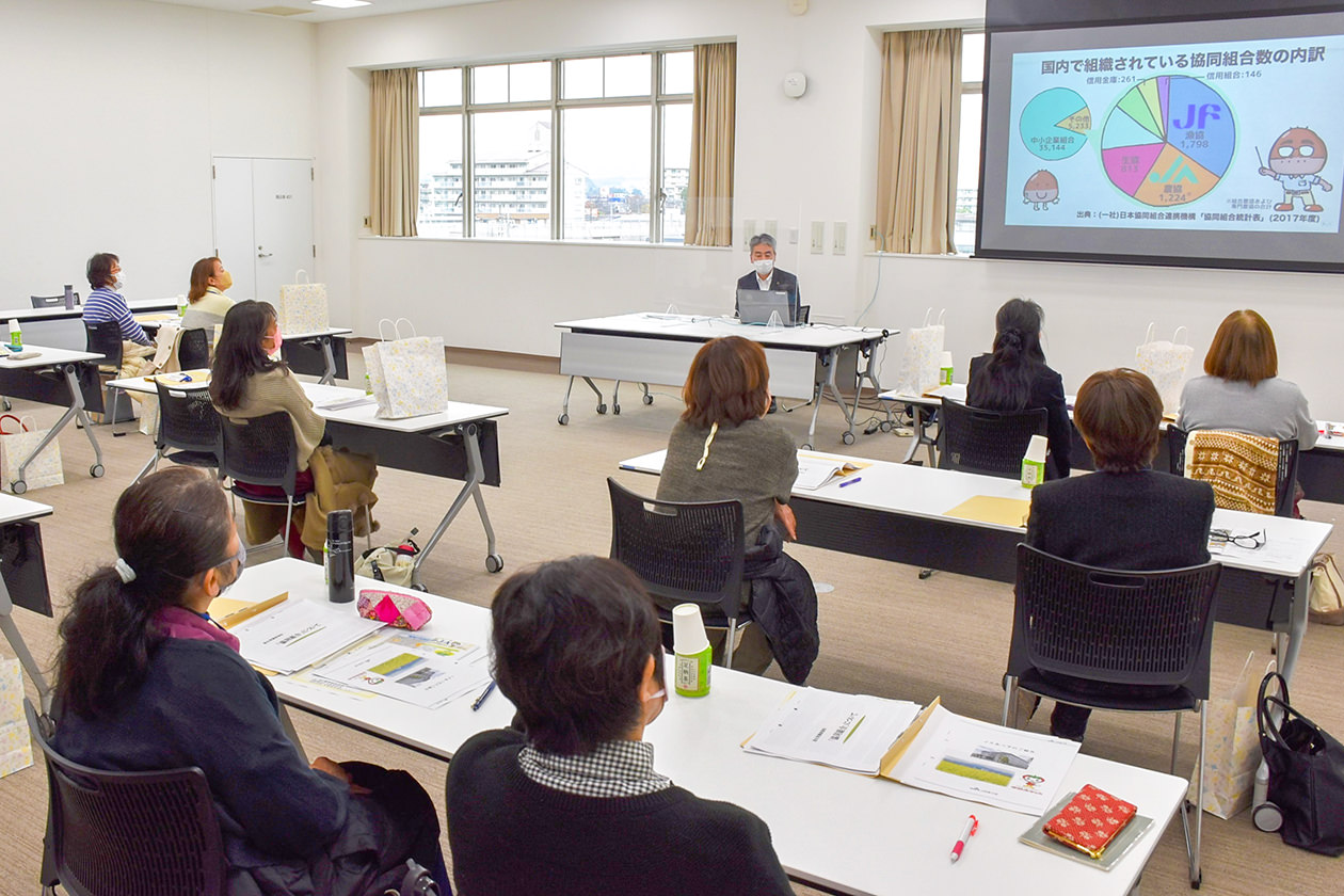 協同組合の理念について学ぶ参加者の写真