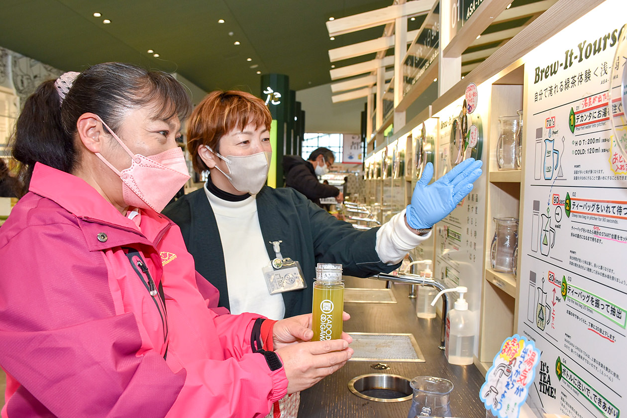 視察先で特産品の茶について学ぶ参加者の写真
