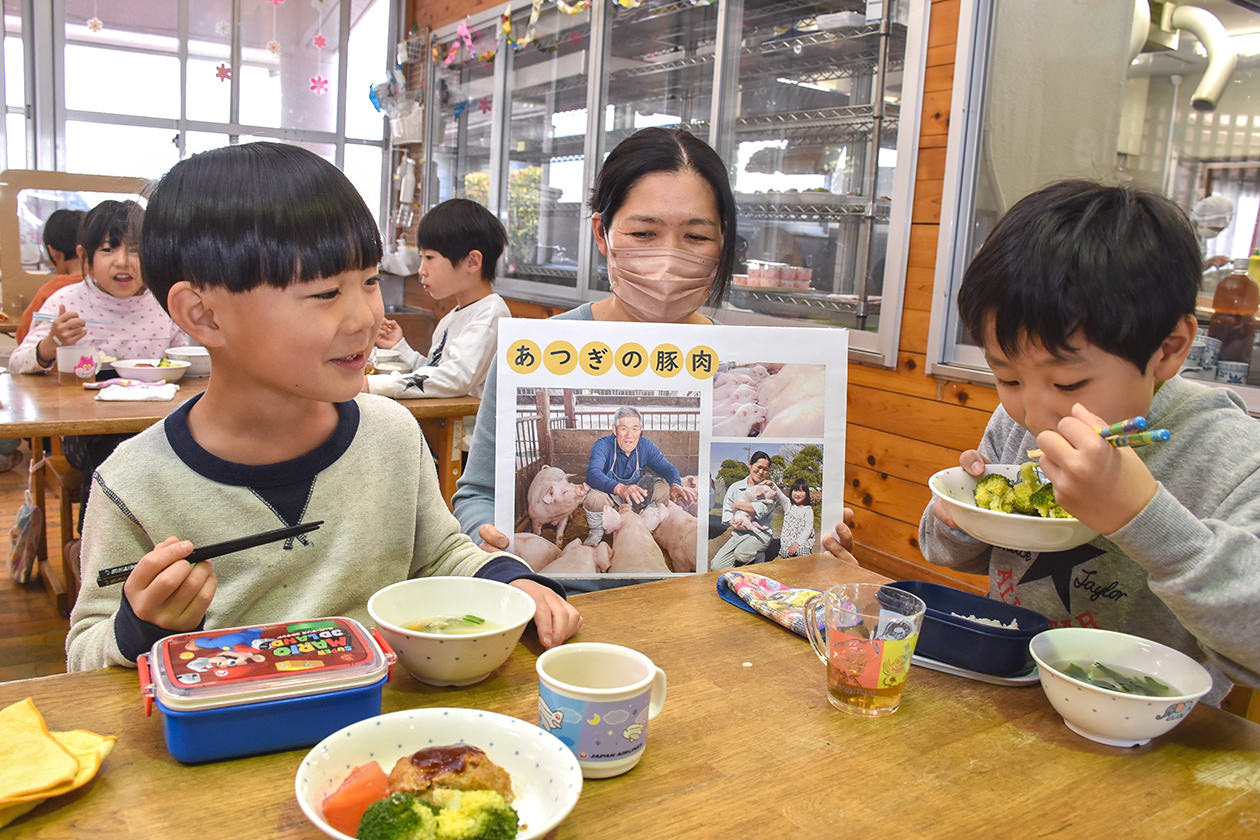 園児に豚肉の特徴を説明する小原さんの写真