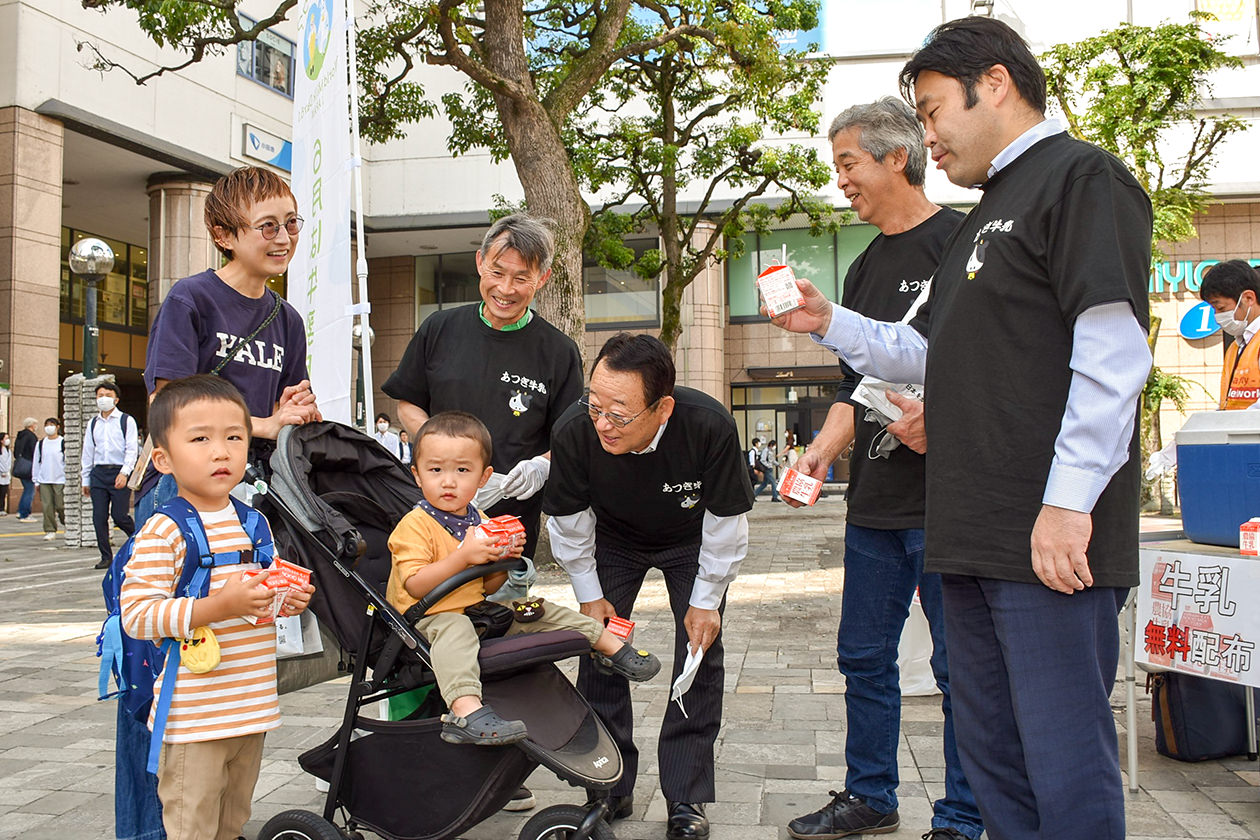 牛乳消費を呼び掛ける同部会代表者と大貫組合長、山口市長の写真