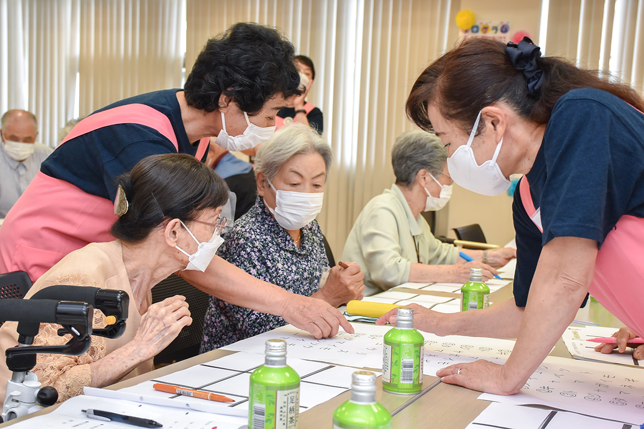 ビンゴゲームを楽しむ参加者（相川地区）の写真