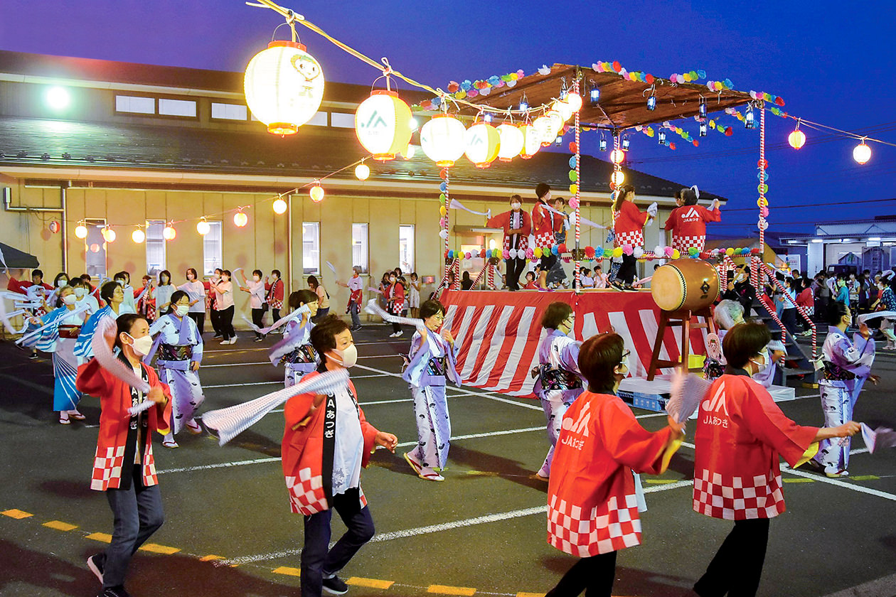 4年ぶりに盛大に開催された盆踊り大会の写真