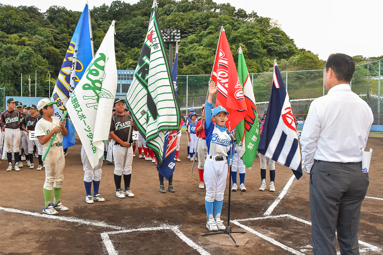 力強く選手宣誓を行う選手（JAあつぎカップ少年野球大会）の写真