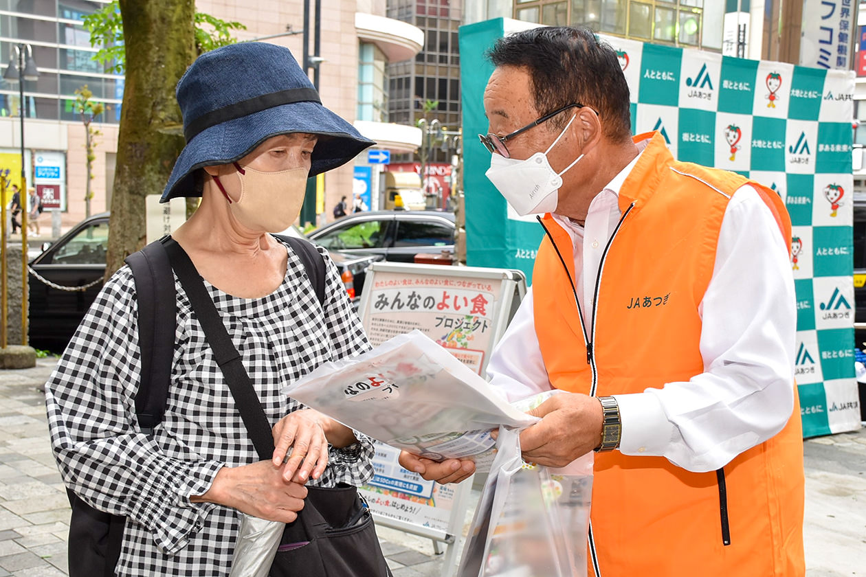 PR活動を行う大貫委員長（右）の写真