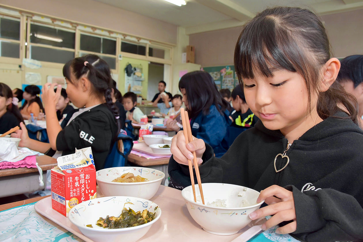 「パクパクあつぎ産デー」の給食を味わう児童の写真