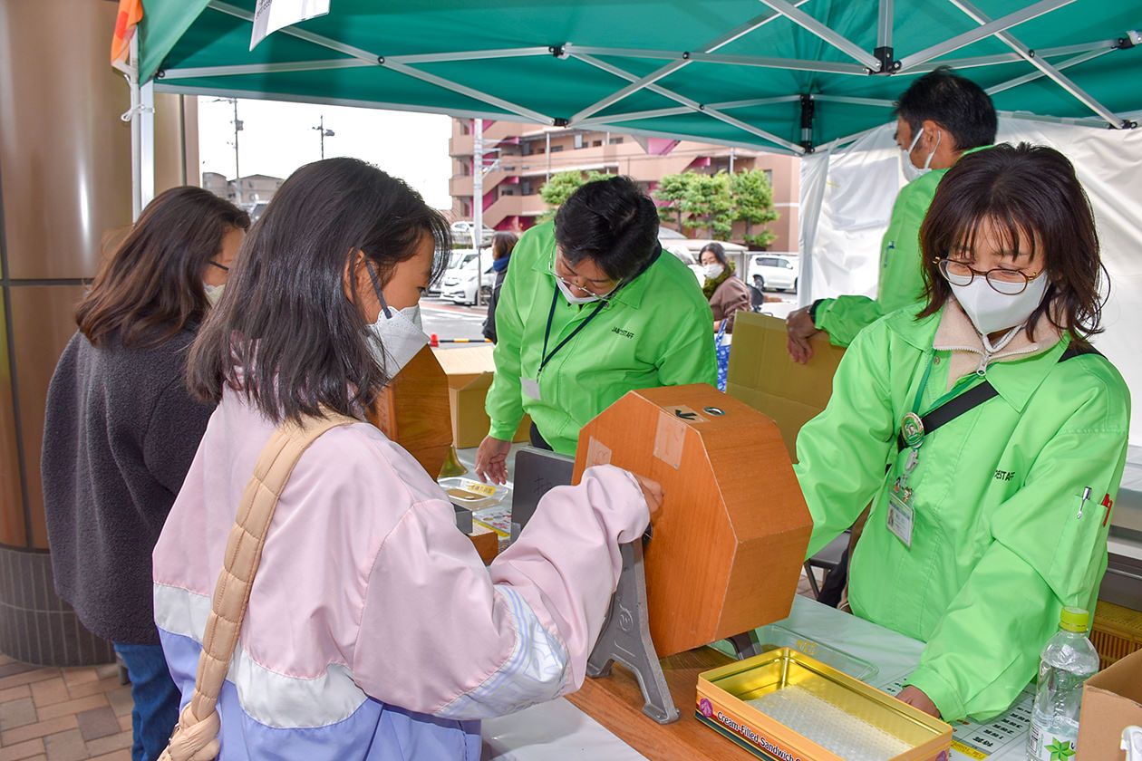 チャリティー抽選会に多くの来場者が参加の写真