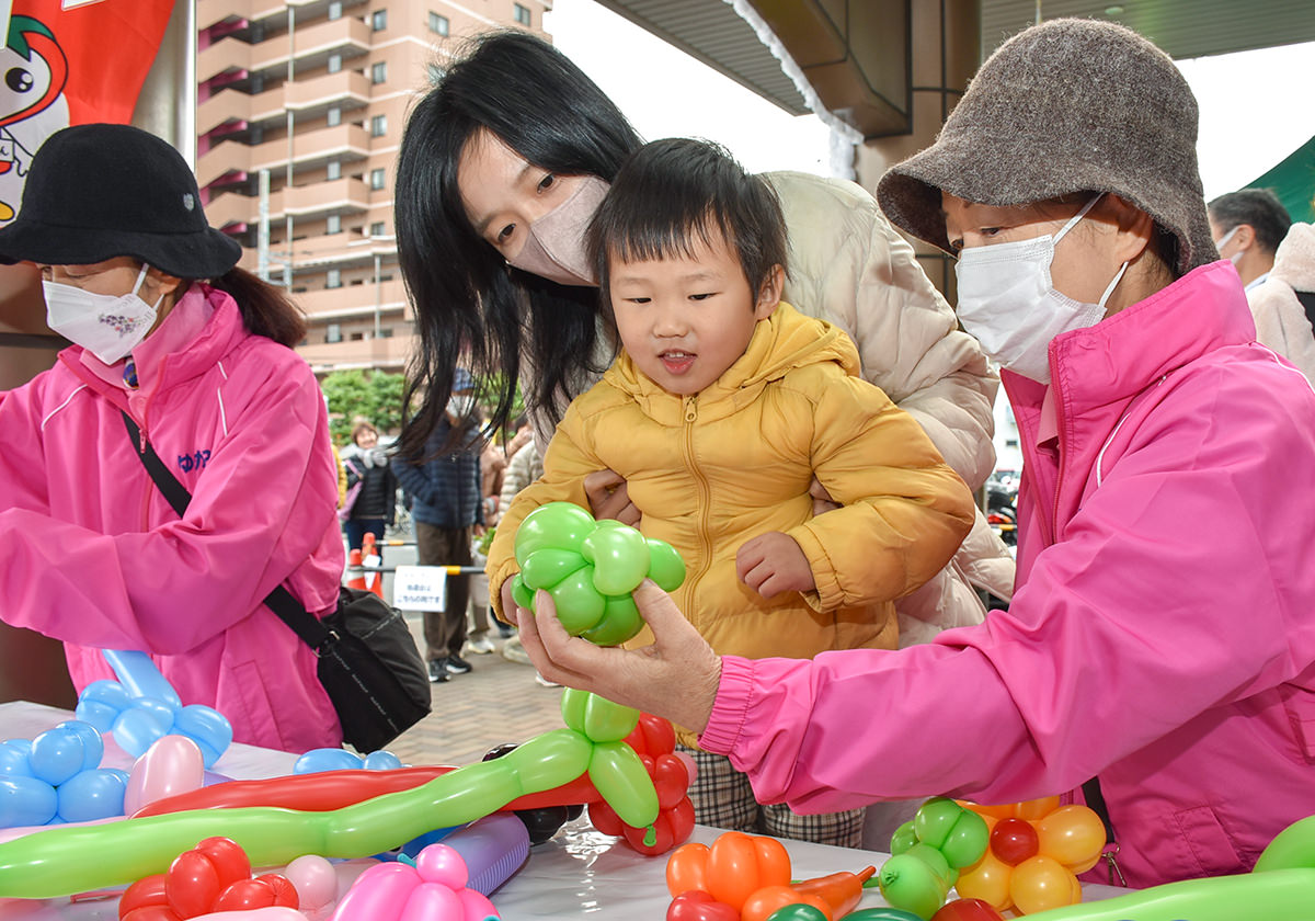 ゆめみ隊によるバルーンアートは子どもたちに人気の写真