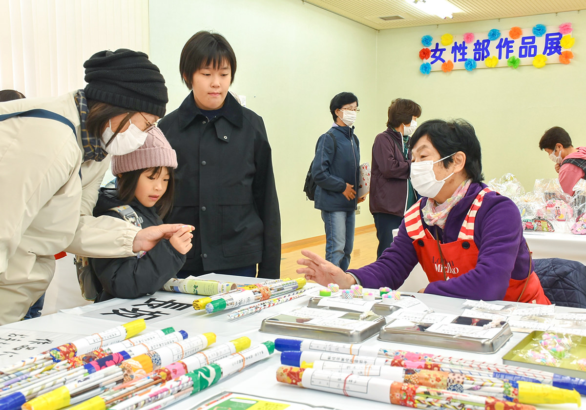 依知地区 女性部作品展にはたくさんの作品が並ぶの写真