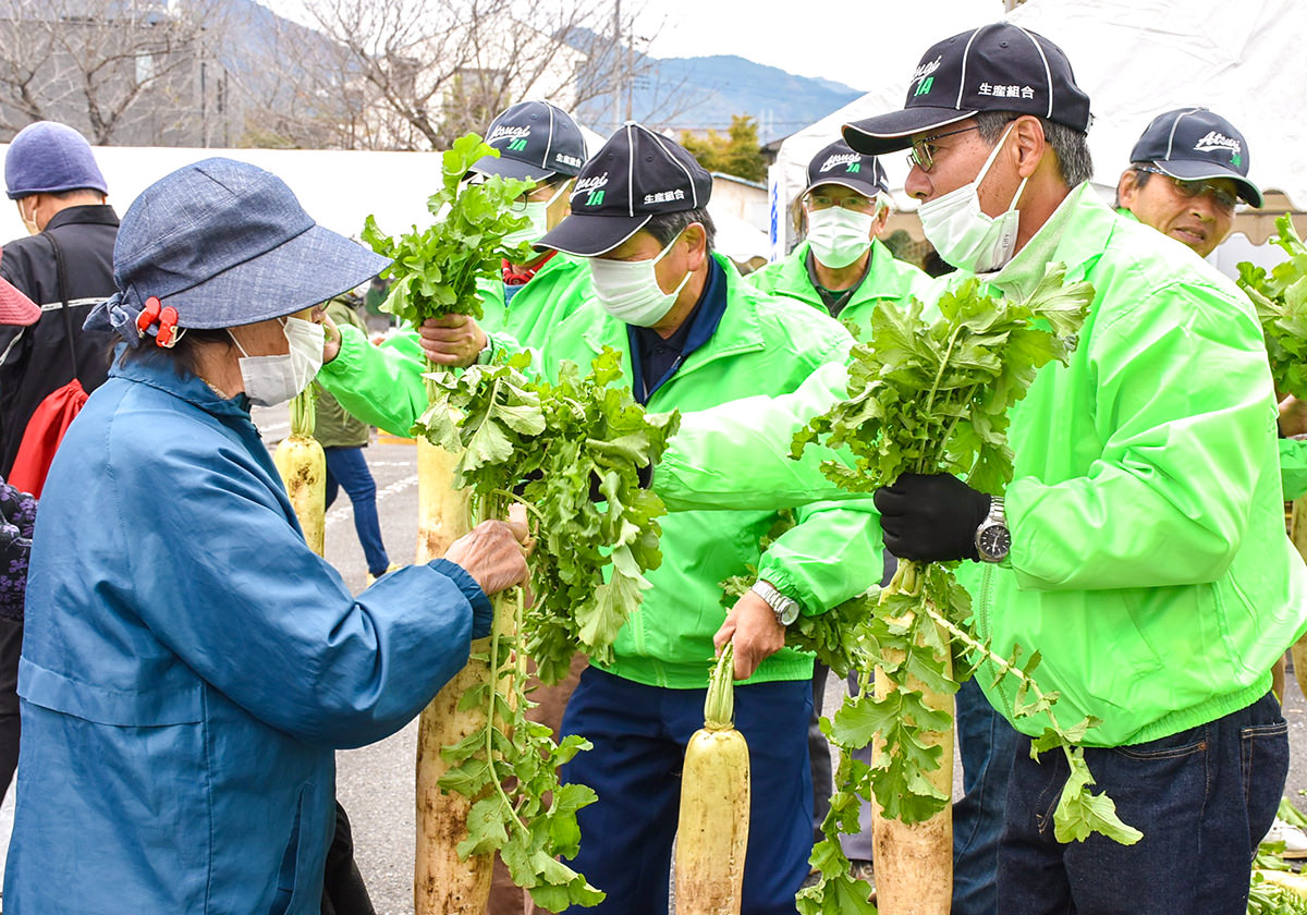 荻野地区 来場者に地場産大根の無料配布を実施<の写真