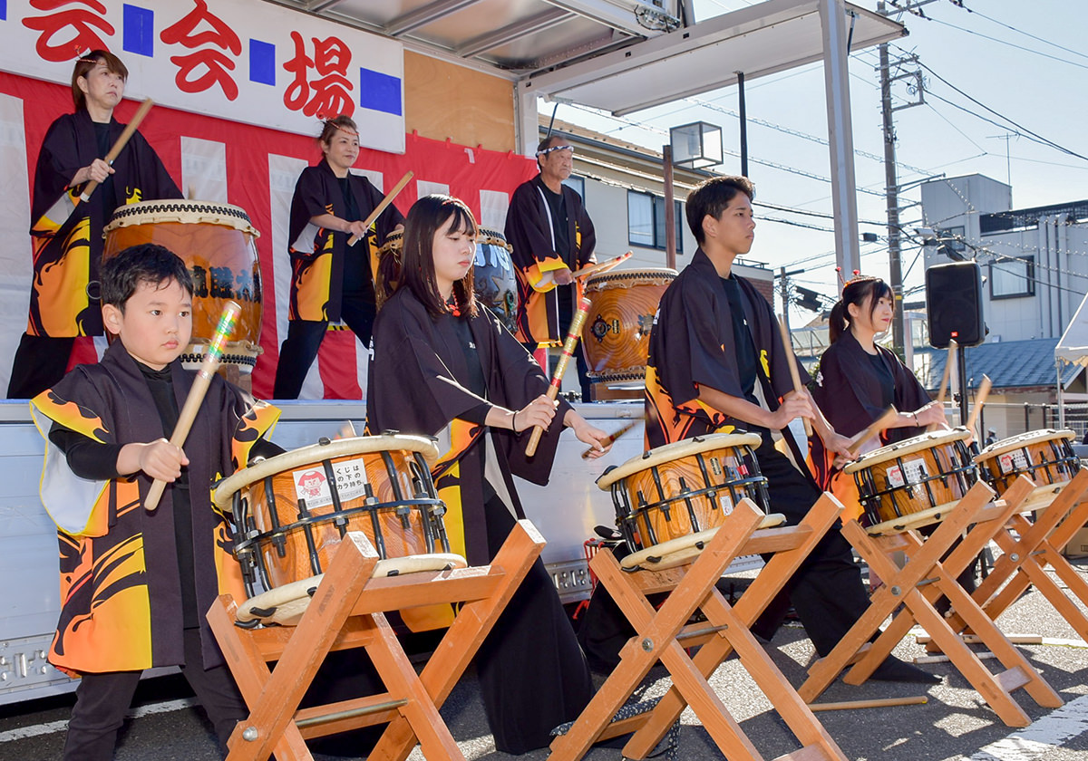 睦合地区 演芸会場で力強い太鼓の演奏を披露の写真