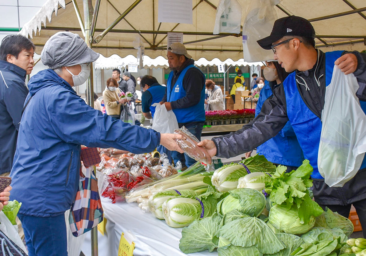 南毛利地区 新鮮な野菜や花が並ぶ農産物販売の写真