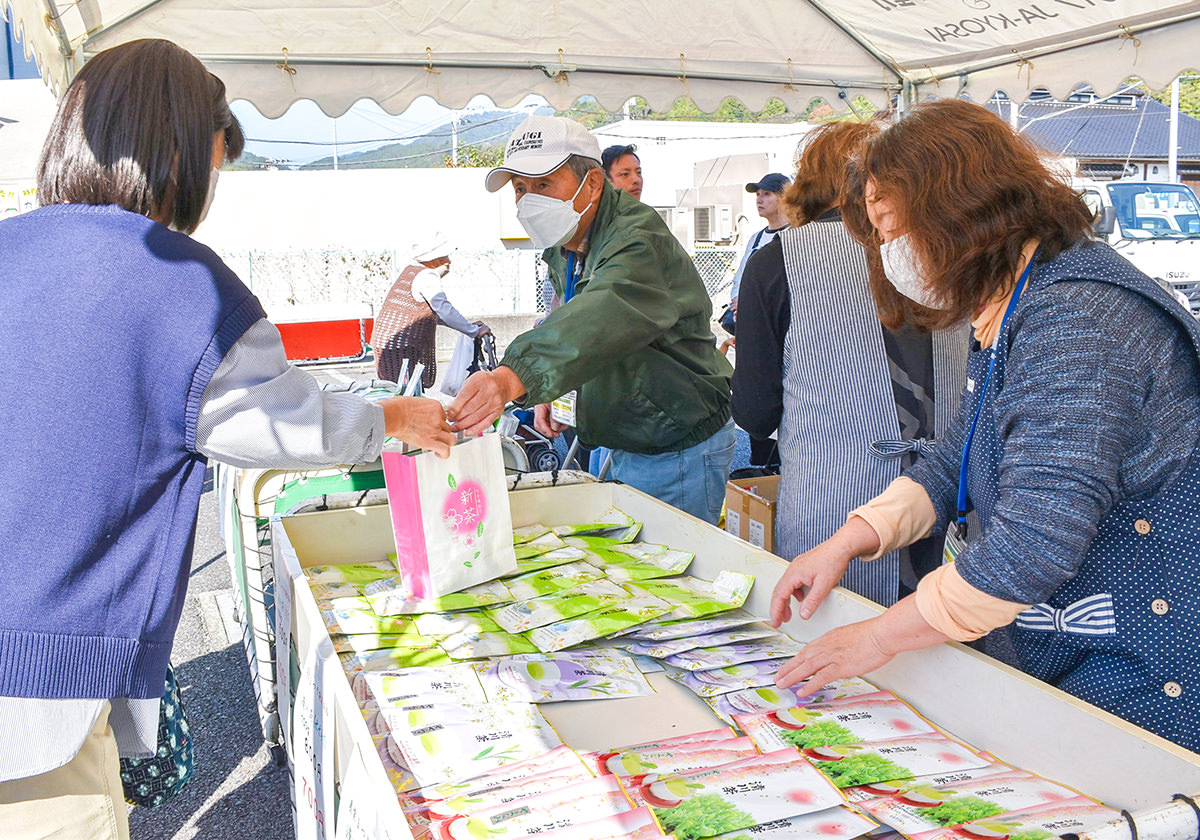 清川地区 特産品の清川茶を販売の写真