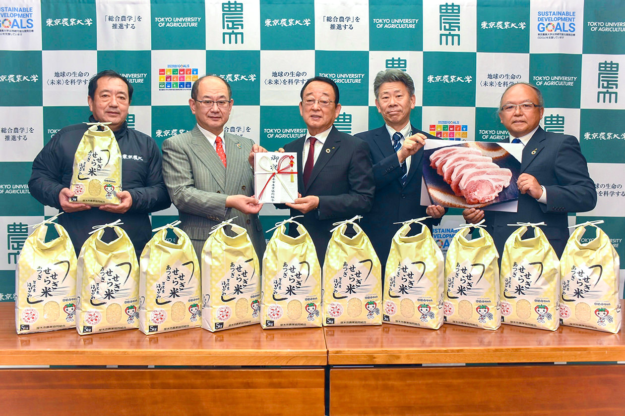 東京農業大学へ米と豚肉を寄贈の写真