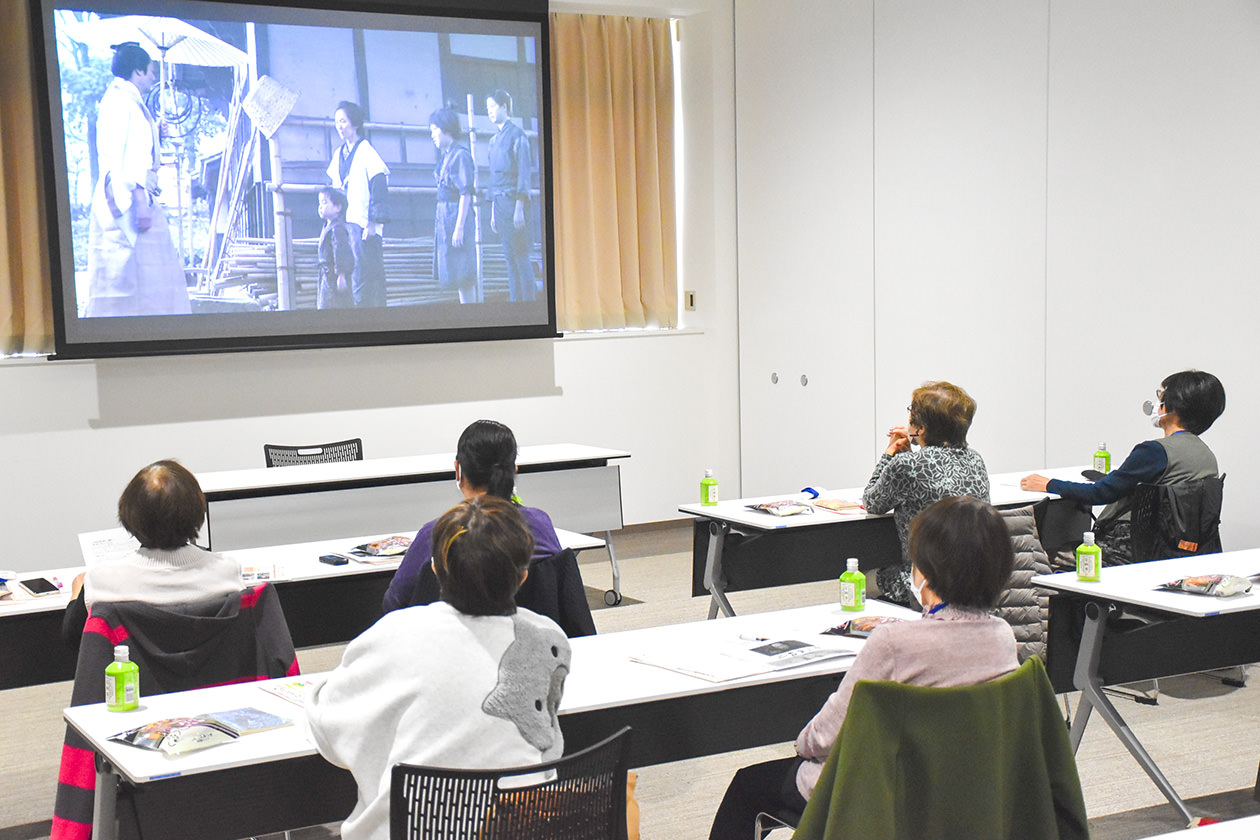 映画「二宮金次郎」を視聴する参加者の写真